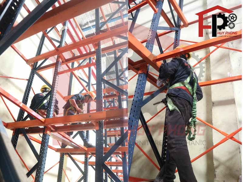 Công nhân đang lắp đặt kệ tại kho hàng mới