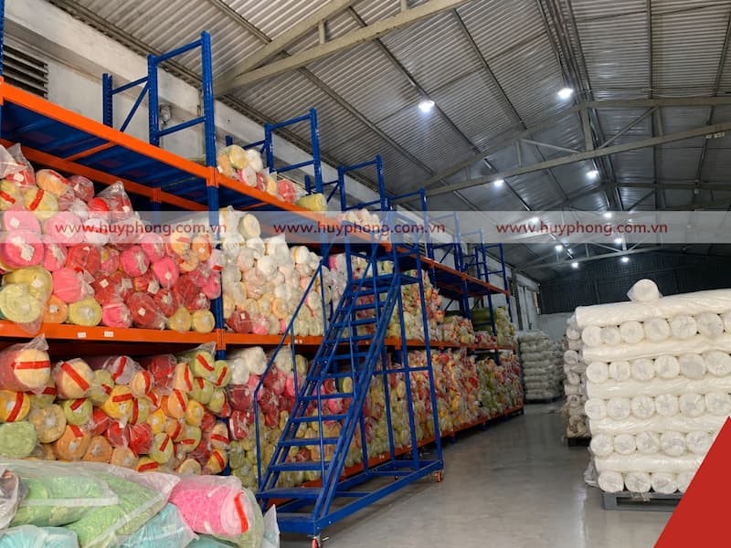 Kệ chứa vải cuộn lấy hàng bằng tay